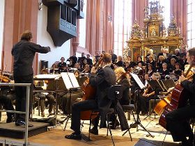 csm_Krueckl_mit_Chor_und_Orchester_a4ecd80580.jpg